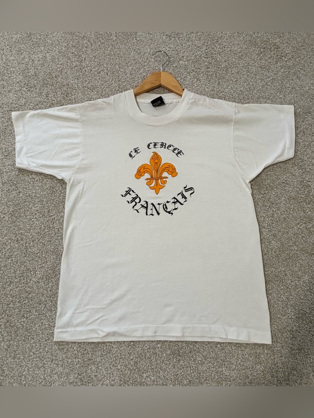 Vintage 1989 Le Cercle Français White Graphic Tee with Yellow Fleur-de-Lis